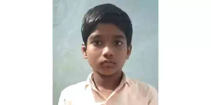 വീടിനുമുകളിൽ ഉണങ്ങാനിട്ട തുണി എടുക്കാൻ പോയ 10 വയസുകാരൻ അയ കയറിൽ കുടുങ്ങി മരിച്ചു വീടിനുമുകളിൽ ഉണങ്ങാനിട്ട തുണി എടുക്കാൻ പോയ 10 വയസുകാരൻ അയ കയറിൽ കുടുങ്ങി മരിച്ചു