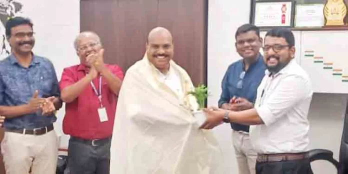 ജനറൽ ആശുപത്രിയെ രോഗീ സൗഹൃദമാക്കിയ ബൈജു കൊല്ലമ്പറമ്പിലിന് ജീവനക്കാരുടെ ആദരം ജനറൽ ആശുപത്രിയെ രോഗീ സൗഹൃദമാക്കിയ ബൈജു കൊല്ലമ്പറമ്പിലിന് ജീവനക്കാരുടെ ആദരം