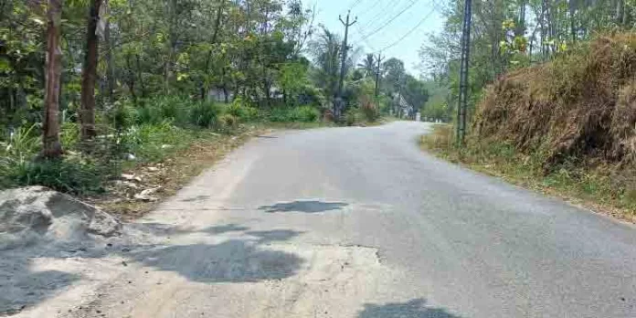 രണ്ടാംഘട്ട ടാറിംങ് വൈകുന്നു ; റോഡിന്റെ ഉപരിതലം പൊളിഞ്ഞിളകി തുടങ്ങിയിട്ടും അധികൃതര് നിസംഗത പാലിക്കുന്നതായി ആക്ഷേപം രണ്ടാംഘട്ട ടാറിംങ് വൈകുന്നു ; റോഡിന്റെ ഉപരിതലം പൊളിഞ്ഞിളകി തുടങ്ങിയിട്ടും അധികൃതര് നിസംഗത പാലിക്കുന്നതായി ആക്ഷേപം