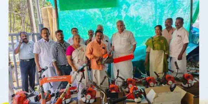 കാർഷിക യന്ത്രോപകരണങ്ങൾ വിതരണം ചെയ്തു കാർഷിക യന്ത്രോപകരണങ്ങൾ വിതരണം ചെയ്തു