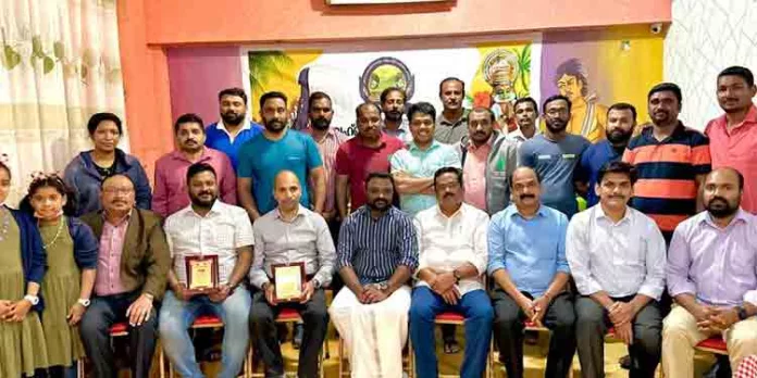 സിജു ജോര്ജിനും ജെയ്സണും പത്തനംതിട്ട പ്രവാസി അസോസിയേഷൻ യാത്രയയപ്പ് നൽകി സിജു ജോര്ജിനും ജെയ്സണും പത്തനംതിട്ട പ്രവാസി അസോസിയേഷൻ യാത്രയയപ്പ് നൽകി