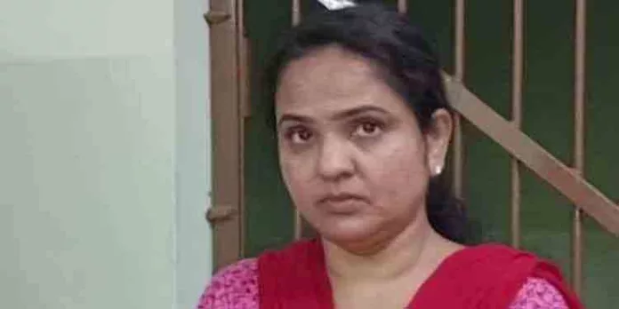 ഒരു ലക്ഷം രൂപയുടെ ലഹരി സ്റ്റാമ്പുമായി ബ്യൂട്ടി പാർലർ ഉടമയായ സ്ത്രീ അറസ്റ്റിൽ ഒരു ലക്ഷം രൂപയുടെ ലഹരി സ്റ്റാമ്പുമായി ബ്യൂട്ടി പാർലർ ഉടമയായ സ്ത്രീ അറസ്റ്റിൽ