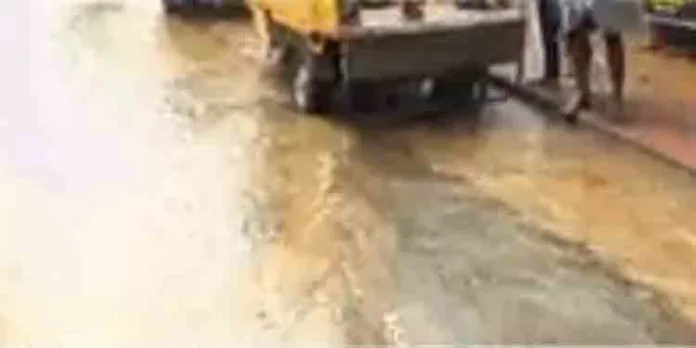 ആലുവയില് നിന്ന് കൊച്ചിയിലേക്ക് വെള്ളമെത്തിക്കുന്ന പ്രധാന പൈപ്പ് പൊട്ടി റോഡ് വിണ്ട്കീറി ആലുവയില് നിന്ന് കൊച്ചിയിലേക്ക് വെള്ളമെത്തിക്കുന്ന പ്രധാന പൈപ്പ് പൊട്ടി റോഡ് വിണ്ട്കീറി
