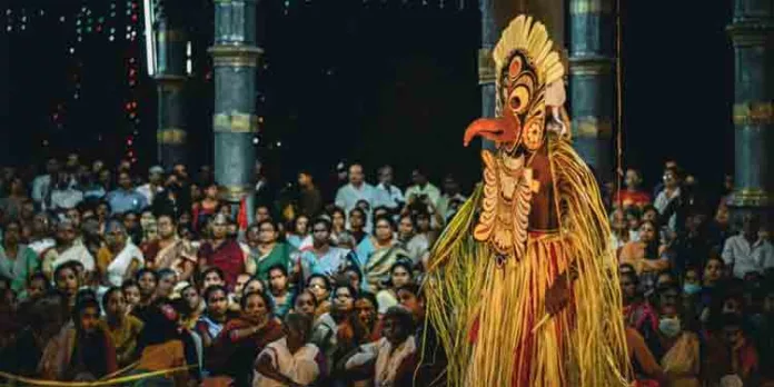 കളം നിറഞ്ഞാടി സുന്ദരി യക്ഷിയും ചെറ്റമാടനും ; നാളെ കാലയക്ഷി കളം കൊള്ളും കളം നിറഞ്ഞാടി സുന്ദരി യക്ഷിയും ചെറ്റമാടനും ; നാളെ കാലയക്ഷി കളം കൊള്ളും