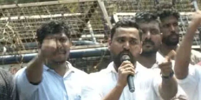 പോലീസിന് നേരെ വധഭീഷണിയുമായി യുവമോര്ച്ച- ബിജെപി നേതാക്കള് പോലീസിന് നേരെ വധഭീഷണിയുമായി യുവമോര്ച്ച- ബിജെപി നേതാക്കള്