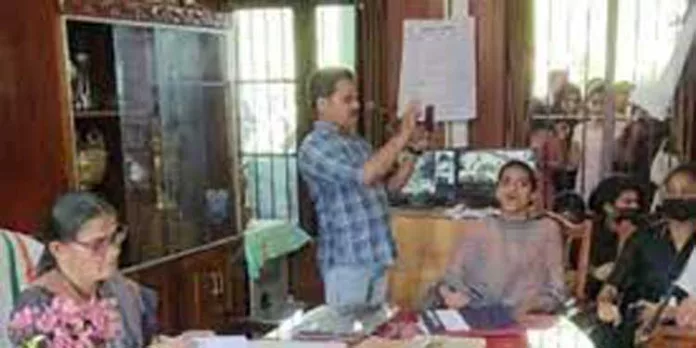 കുടിവെള്ള പ്രശ്നത്തിൽ പരാതിയുമായെത്തിയ വിദ്യാർഥികളെ പ്രിൻസിപ്പൽ ചേംബറിൽ പൂട്ടിയിട്ടതായി പരാതി കുടിവെള്ള പ്രശ്നത്തിൽ പരാതിയുമായെത്തിയ വിദ്യാർഥികളെ പ്രിൻസിപ്പൽ ചേംബറിൽ പൂട്ടിയിട്ടതായി പരാതി