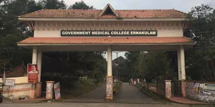 കളമശേരി സഹകരണ മെഡിക്കൽ കോളേജിൽ താത്കാലിക ജീവനക്കാരായി പ്രവേശിച്ച ഒരു ഡോക്ടറെയും 38 നഴ്സുമാരെയും സർക്കാർ സർവീസിൽ സ്ഥിരപ്പെടുത്താൻ സുപ്രീം കോടതി ഉത്തരവിട്ടു കളമശേരി സഹകരണ മെഡിക്കൽ കോളേജിൽ താത്കാലിക ജീവനക്കാരായി പ്രവേശിച്ച ഒരു ഡോക്ടറെയും 38 നഴ്സുമാരെയും സർക്കാർ സർവീസിൽ സ്ഥിരപ്പെടുത്താൻ സുപ്രീം കോടതി ഉത്തരവിട്ടു