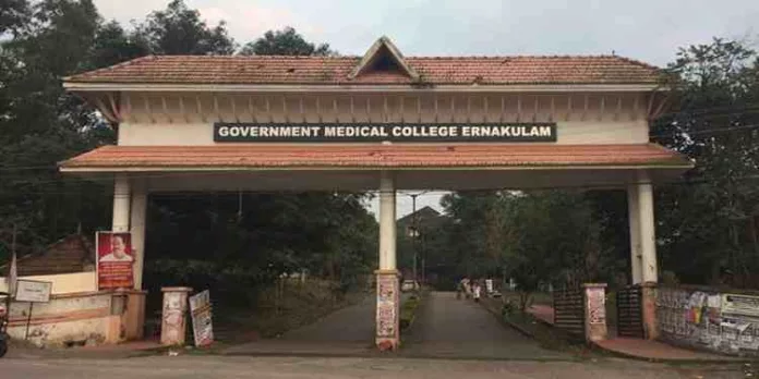 കളമശ്ശേരി മെഡിക്കൽ കോളേജിൽ സെക്യൂരിറ്റി ജീവനക്കാരന് മർദ്ദനം കളമശ്ശേരി മെഡിക്കൽ കോളേജിൽ സെക്യൂരിറ്റി ജീവനക്കാരന് മർദ്ദനം