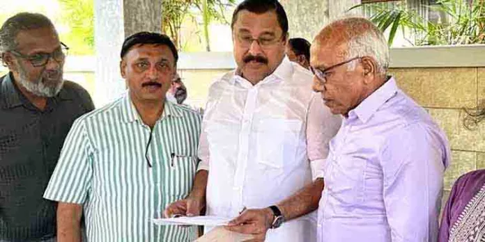 കരിപ്പൂര് എയര് ഇന്ത്യാ സര്വ്വീസ് നിര്ത്താനുള്ള തീരുമാനം ; എംഡിഎഫ് നേതാക്കള് മന്ത്രി അബ്ദുറഹ്മാനുമായി കൂടിക്കാഴ്ച നടത്തി കരിപ്പൂര് എയര് ഇന്ത്യാ സര്വ്വീസ് നിര്ത്താനുള്ള തീരുമാനം ; എംഡിഎഫ് നേതാക്കള് മന്ത്രി അബ്ദുറഹ്മാനുമായി കൂടിക്കാഴ്ച നടത്തി