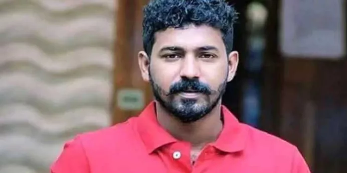 ഡിവൈഎഫ്ഐ വനിതാ നേതാവിന്റെ പരാതി; ആകാശ് തില്ലങ്കേരിയെ അറസ്റ്റ് ചെയ്യാന് പോലീസ് ഡിവൈഎഫ്ഐ വനിതാ നേതാവിന്റെ പരാതി; ആകാശ് തില്ലങ്കേരിയെ അറസ്റ്റ് ചെയ്യാന് പോലീസ്