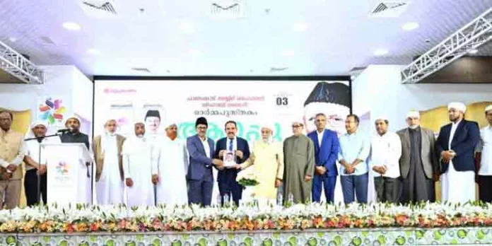 പാണക്കാട് സയ്യിദ് ഹൈദരലി ശിഹാബ് തങ്ങളുടെ ജീവിതം ആസ്പദമാക്കി പ്രസിദ്ധീകരിച്ച ഓര്മപുസ്തകം ആറ്റപ്പൂ ഷാര്ജയില് പ്രകാശനം ചെയ്തു പാണക്കാട് സയ്യിദ് ഹൈദരലി ശിഹാബ് തങ്ങളുടെ ജീവിതം ആസ്പദമാക്കി പ്രസിദ്ധീകരിച്ച ഓര്മപുസ്തകം ആറ്റപ്പൂ ഷാര്ജയില് പ്രകാശനം ചെയ്തു