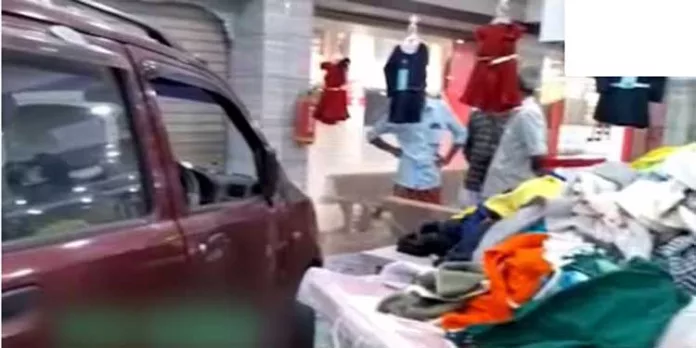 തുണിക്കടയിലേക്ക് നിയന്ത്രണം വിട്ട കാർ ഇടിച്ചുകയറി തുണിക്കടയിലേക്ക് നിയന്ത്രണം വിട്ട കാർ ഇടിച്ചുകയറി