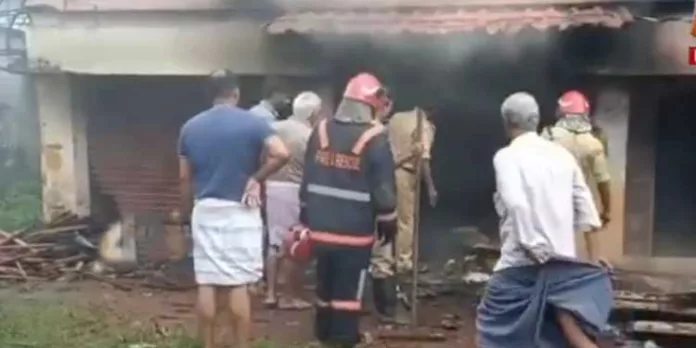 അടൂരില് ശവപ്പെട്ടി നിർമ്മാണ യൂണിറ്റിന് തീപിടിച്ചു അടൂരില് ശവപ്പെട്ടി നിർമ്മാണ യൂണിറ്റിന് തീപിടിച്ചു
