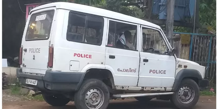 പഴകി ദ്രവിച്ച വാഹനവുമായി അടൂർ പോലീസ് പഴകി ദ്രവിച്ച വാഹനവുമായി അടൂർ പോലീസ്