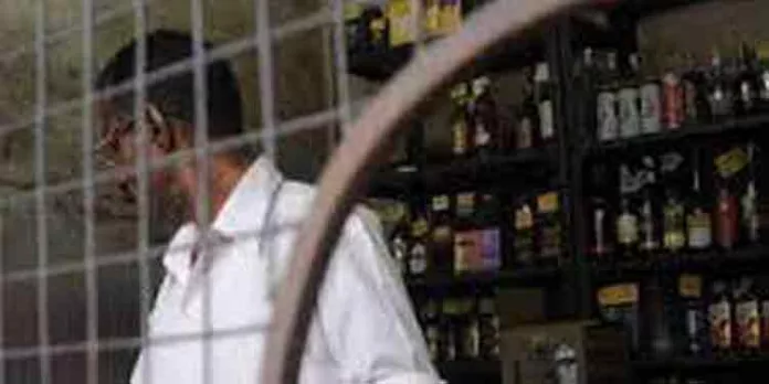 ബെവ്കോ ഔട്ട്ലെറ്റുകളില് മിന്നല് പരിശോധന ; ജീവനക്കാരുടെ ബാഗില് നിന്ന് വിജിലൻസ് കണ്ടെടുത്തത് മാനസിക പിരിമുറുക്കം കുറയ്ക്കാനുള്ള മരുന്നുകള് ബെവ്കോ ഔട്ട്ലെറ്റുകളില് മിന്നല് പരിശോധന ; ജീവനക്കാരുടെ ബാഗില് നിന്ന് വിജിലൻസ് കണ്ടെടുത്തത് മാനസിക പിരിമുറുക്കം കുറയ്ക്കാനുള്ള മരുന്നുകള്