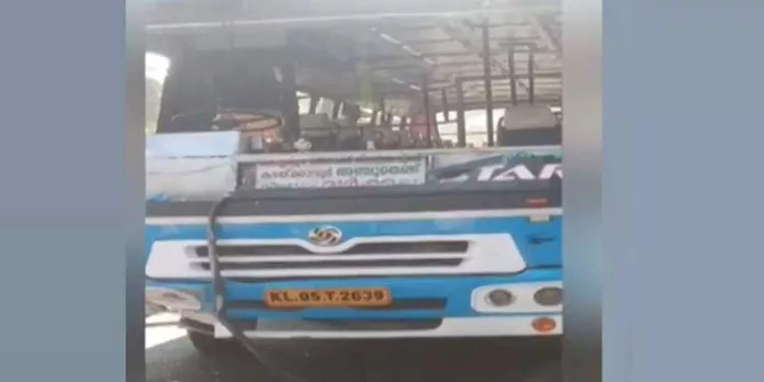 സ്വകാര്യ ബസ് ബൈക്കിൽ ഇടിച്ച് രണ്ട് പേർക്ക് ഗുരുതര പരിക്ക് സ്വകാര്യ ബസ് ബൈക്കിൽ ഇടിച്ച് രണ്ട് പേർക്ക് ഗുരുതര പരിക്ക്
