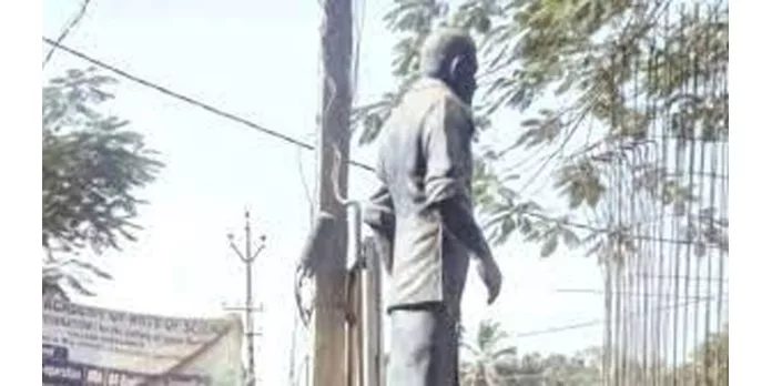 കെ കെ നായർ പ്രതിമക്ക് സംരക്ഷണമൊരുക്കി യൂത്ത് കോൺഗ്രസ് കെ കെ നായർ പ്രതിമക്ക് സംരക്ഷണമൊരുക്കി യൂത്ത് കോൺഗ്രസ്