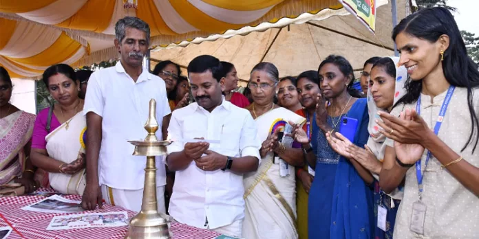 ചെറുകോല്പ്പുഴ ഹിന്ദുമത പരിഷത്ത് : കുടുംബശ്രീ വിപണന മേള തുടങ്ങി ചെറുകോല്പ്പുഴ ഹിന്ദുമത പരിഷത്ത് : കുടുംബശ്രീ വിപണന മേള തുടങ്ങി