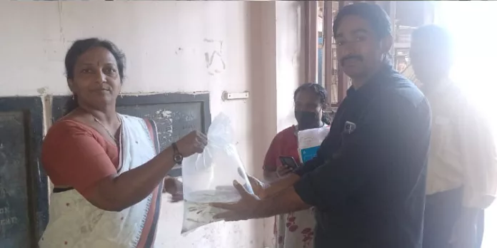 മത്സ്യ കുഞ്ഞുങ്ങളെ വിതരണം ചെയ്തു മത്സ്യ കുഞ്ഞുങ്ങളെ വിതരണം ചെയ്തു