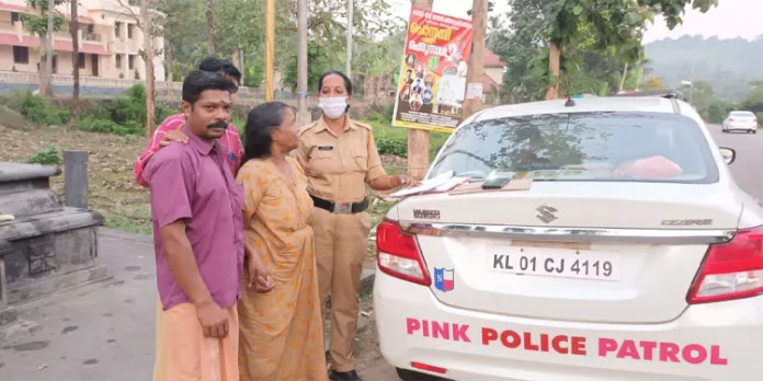 അലഞ്ഞുനടന്ന മാനസികാസ്വാസ്ഥ്യമുള്ള 80 കാരിയെ മകനെ ഏല്പിച്ച് പിങ്ക് പോലീസ് അലഞ്ഞുനടന്ന മാനസികാസ്വാസ്ഥ്യമുള്ള 80 കാരിയെ മകനെ ഏല്പിച്ച് പിങ്ക് പോലീസ്