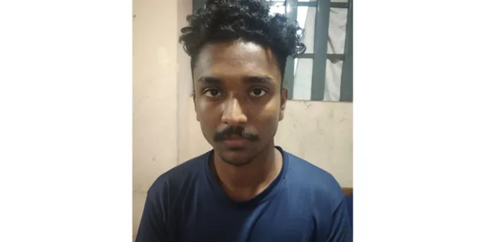 ഇൻസ്റ്റഗ്രാം വഴി പരിചയപ്പെട്ട് പ്രണയം നടിച്ച് പീഡിപ്പിച്ചു ; 19 കാരൻ പിടിയിൽ ഇൻസ്റ്റഗ്രാം വഴി പരിചയപ്പെട്ട് പ്രണയം നടിച്ച് പീഡിപ്പിച്ചു ; 19 കാരൻ പിടിയിൽ