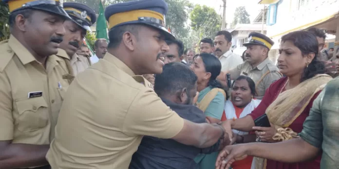 സഹകരണ ബാങ്ക് സമരം : പന്തളത്ത് ബിജെപി സമരം അക്രമാസക്തം – സംഘർഷം സഹകരണ ബാങ്ക് സമരം : പന്തളത്ത് ബിജെപി സമരം അക്രമാസക്തം – സംഘർഷം