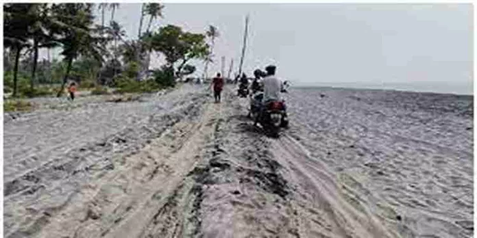 കടലാക്രമണത്തിൽ റോഡിൽ വീണ മണൽ നീക്കം ചെയ്തില്ല; യാത്രക്കാർ ദുരിതത്തില് കടലാക്രമണത്തിൽ റോഡിൽ വീണ മണൽ നീക്കം ചെയ്തില്ല; യാത്രക്കാർ ദുരിതത്തില്