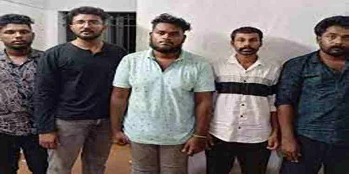വിമാനത്താവളത്തിൽ നിന്ന് പ്രവാസിയെ തട്ടിക്കൊണ്ടു പോയി സ്വർണവും പണവും കവർന്നു വിമാനത്താവളത്തിൽ നിന്ന് പ്രവാസിയെ തട്ടിക്കൊണ്ടു പോയി സ്വർണവും പണവും കവർന്നു