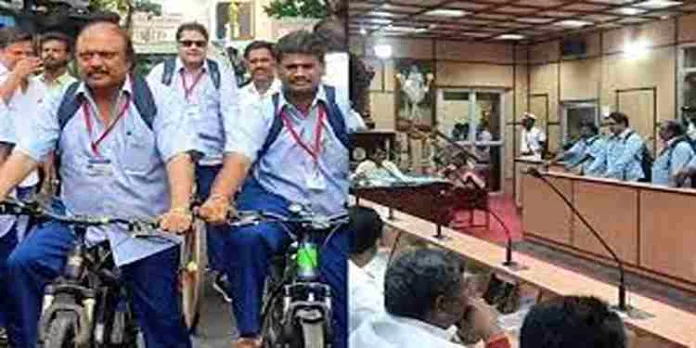 എട്ടു മാസമായിട്ടും വിദ്യാര്ഥികള്ക്ക് യൂണിഫോമും പുസ്തകവുമില്ല ; പ്രതിഷേധവുമായി ഡിഎംകെ എംഎൽഎമാർ എട്ടു മാസമായിട്ടും വിദ്യാര്ഥികള്ക്ക് യൂണിഫോമും പുസ്തകവുമില്ല ; പ്രതിഷേധവുമായി ഡിഎംകെ എംഎൽഎമാർ
