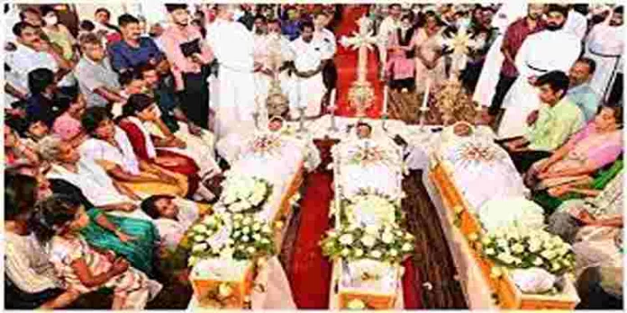 പമ്പയാറ്റിൽ മുങ്ങി മരിച്ച സഹോദരങ്ങൾക്കും സുഹൃത്തിനും വിട ചൊല്ലി നാട് പമ്പയാറ്റിൽ മുങ്ങി മരിച്ച സഹോദരങ്ങൾക്കും സുഹൃത്തിനും വിട ചൊല്ലി നാട്