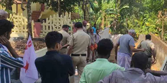 കൈത്തോട് കയ്യേറി റോഡും മതിലും നിർമ്മിക്കാനുള്ള ശ്രമം ഡി.വൈ.എഫ്ഐ നേതൃത്വത്തില് തടഞ്ഞു കൈത്തോട് കയ്യേറി റോഡും മതിലും നിർമ്മിക്കാനുള്ള ശ്രമം ഡി.വൈ.എഫ്ഐ നേതൃത്വത്തില് തടഞ്ഞു