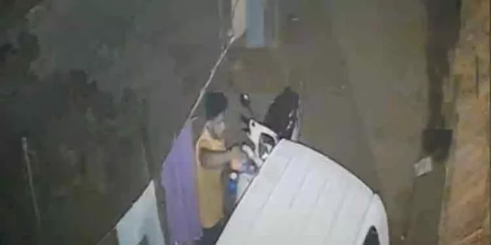 കൊളത്തറയിൽ വീട്ടുമുറ്റത്ത് നിർത്തിയിട്ടിരുന്ന വാഹനങ്ങൾക്ക് യുവാവ് തീയിടുന്ന ദൃശ്യങ്ങൾ പുറത്ത് കൊളത്തറയിൽ വീട്ടുമുറ്റത്ത് നിർത്തിയിട്ടിരുന്ന വാഹനങ്ങൾക്ക് യുവാവ് തീയിടുന്ന ദൃശ്യങ്ങൾ പുറത്ത്