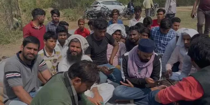 കാലിക്കടത്ത് ആരോപിച്ച് കൊലപ്പെടുത്തിയ യുവാക്കളുടെ ഖബറിനരികിൽ പ്രതിഷേധവുമായി ബന്ധുക്കള് കാലിക്കടത്ത് ആരോപിച്ച് കൊലപ്പെടുത്തിയ യുവാക്കളുടെ ഖബറിനരികിൽ പ്രതിഷേധവുമായി ബന്ധുക്കള്