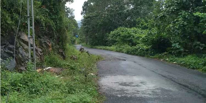 ടാറിംങിന് തടസമായി നിന്ന വൈദ്യുതി തൂണുകള് കെ.എസ്.ഇ.ബി മാറ്റിയെങ്കിലും പൊതുമരാമത്ത് അധികൃതര് കനിയുന്നില്ല ടാറിംങിന് തടസമായി നിന്ന വൈദ്യുതി തൂണുകള് കെ.എസ്.ഇ.ബി മാറ്റിയെങ്കിലും പൊതുമരാമത്ത് അധികൃതര് കനിയുന്നില്ല