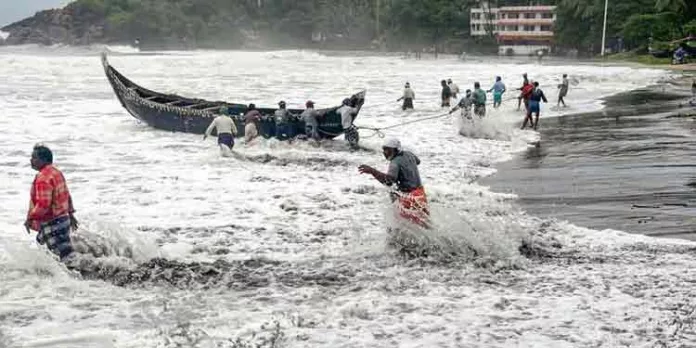 കേരള തീരത്ത് നാളെ രാത്രി ഉയർന്ന തിരമാലക്കും കടലാക്രമണത്തിനും സാധ്യത കേരള തീരത്ത് നാളെ രാത്രി ഉയർന്ന തിരമാലക്കും കടലാക്രമണത്തിനും സാധ്യത