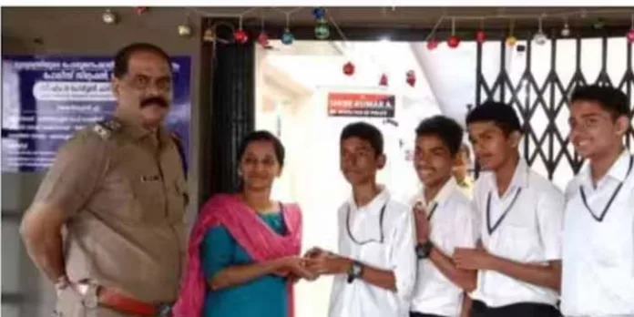 കളഞ്ഞു കിട്ടിയ സ്വർണചെയിൻ തിരികെ നൽകി മാതൃകയായി വിദ്യാർഥികൾ കളഞ്ഞു കിട്ടിയ സ്വർണചെയിൻ തിരികെ നൽകി മാതൃകയായി വിദ്യാർഥികൾ