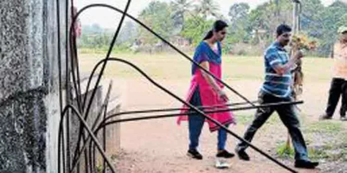 നഗരസഭാ സ്റ്റേഡിയത്തില് അപകടകരമായി തള്ളി നിൽക്കുന്ന ഇരുമ്പ് കമ്പികൾ ആളുകൾക്ക് ഭീഷണി ആകുന്നു നഗരസഭാ സ്റ്റേഡിയത്തില് അപകടകരമായി തള്ളി നിൽക്കുന്ന ഇരുമ്പ് കമ്പികൾ ആളുകൾക്ക് ഭീഷണി ആകുന്നു
