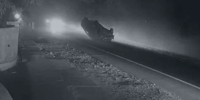കാര് മതിലിലിടിച്ച് തലകീഴായ് മറിഞ്ഞു ; യാത്രക്കാര് അത്ഭുതകരമായി രക്ഷപെട്ടു കാര് മതിലിലിടിച്ച് തലകീഴായ് മറിഞ്ഞു ; യാത്രക്കാര് അത്ഭുതകരമായി രക്ഷപെട്ടു