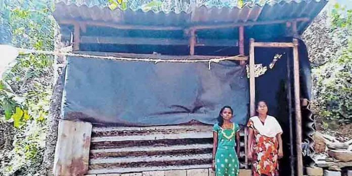 അടച്ചുറപ്പില്ലാത്ത ഷെഡിൽ സുരക്ഷിതമല്ലാത്ത ജീവിതത്തെ ഓർത്ത് കണ്ണീരൊഴുക്കുകയാണ് റോസമ്മ തോമസും മകൾ സോഫിയും അടച്ചുറപ്പില്ലാത്ത ഷെഡിൽ സുരക്ഷിതമല്ലാത്ത ജീവിതത്തെ ഓർത്ത് കണ്ണീരൊഴുക്കുകയാണ് റോസമ്മ തോമസും മകൾ സോഫിയും