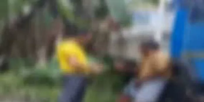 സാമൂഹികമാധ്യമങ്ങളില് വൈറലായ തൃശ്ശൂരിലെ മര്ദനദൃശ്യങ്ങളിലെ ലോറി ഡ്രൈവര്ക്കെതിരേ പോലീസ് കേസെടുത്തു സാമൂഹികമാധ്യമങ്ങളില് വൈറലായ തൃശ്ശൂരിലെ മര്ദനദൃശ്യങ്ങളിലെ ലോറി ഡ്രൈവര്ക്കെതിരേ പോലീസ് കേസെടുത്തു