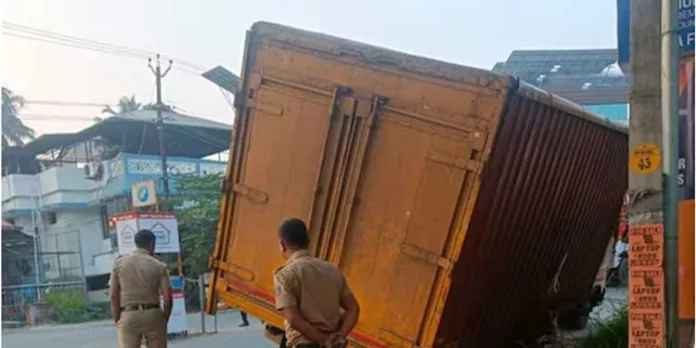 തൃപ്പൂണിത്തുറ മിനി ബൈപ്പാസ് റോഡരികിലെ കുഴിയിൽ വീണ് ലോറി ചെരിഞ്ഞു തൃപ്പൂണിത്തുറ മിനി ബൈപ്പാസ് റോഡരികിലെ കുഴിയിൽ വീണ് ലോറി ചെരിഞ്ഞു