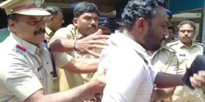 നികുതി വര്ധനക്ക് എതിരെ യൂത്ത് ലീഗ് നടത്തിയ മലപ്പുറം കളക്ടറേറ്റ് മാര്ച്ചില് സംഘര്ഷം നികുതി വര്ധനക്ക് എതിരെ യൂത്ത് ലീഗ് നടത്തിയ മലപ്പുറം കളക്ടറേറ്റ് മാര്ച്ചില് സംഘര്ഷം