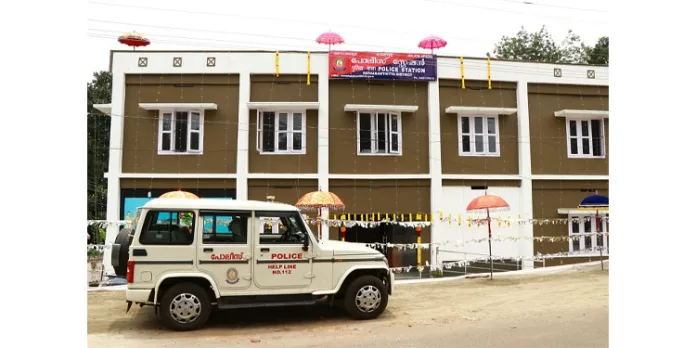 മനോനില തെറ്റി അലഞ്ഞുനടന്ന ആളെ സുരക്ഷിതയിടത്തിൽ എത്തിച്ച് മലയാലപ്പുഴ പോലീസ് മനോനില തെറ്റി അലഞ്ഞുനടന്ന ആളെ സുരക്ഷിതയിടത്തിൽ എത്തിച്ച് മലയാലപ്പുഴ പോലീസ്