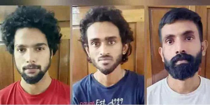 ബൈക്കിൽ യാത്ര ചെയ്യുന്നതിനിടയില് മയക്കുമരുന്നുമായി മൂന്ന് യുവാക്കള് അറസ്റ്റില് ബൈക്കിൽ യാത്ര ചെയ്യുന്നതിനിടയില് മയക്കുമരുന്നുമായി മൂന്ന് യുവാക്കള് അറസ്റ്റില്