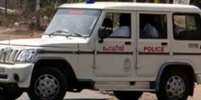 പാര്ട്ടി മാറിയ വൈരാഗ്യത്തില് യുവാക്കളെ മര്ദ്ദിച്ച് ഡിവൈഎഫ്ഐ പ്രവര്ത്തകര് ; ദൃശ്യങ്ങള് പുറത്ത് പാര്ട്ടി മാറിയ വൈരാഗ്യത്തില് യുവാക്കളെ മര്ദ്ദിച്ച് ഡിവൈഎഫ്ഐ പ്രവര്ത്തകര് ; ദൃശ്യങ്ങള് പുറത്ത്