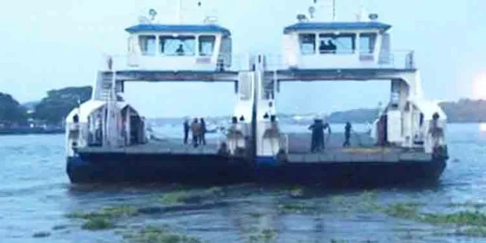 ജങ്കാറിൽ നിന്ന് വെള്ളത്തിലേക്ക് ചാടിയ യാത്രക്കാരൻ മരിച്ചു ജങ്കാറിൽ നിന്ന് വെള്ളത്തിലേക്ക് ചാടിയ യാത്രക്കാരൻ മരിച്ചു