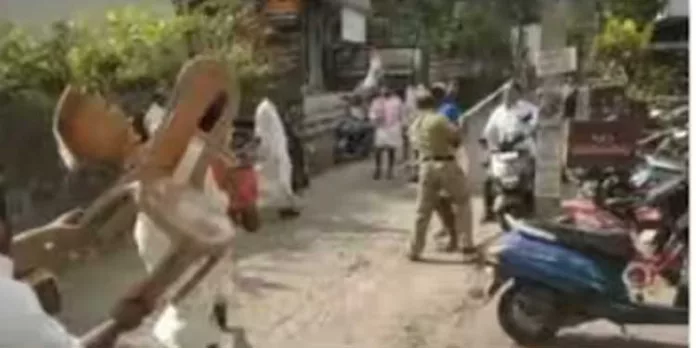 പന്തളം സഹകരണ ബാങ്കിന് മുന്നിൽ ബിജെപി ഡിവൈഎഫ്ഐ സംഘർഷം പന്തളം സഹകരണ ബാങ്കിന് മുന്നിൽ ബിജെപി ഡിവൈഎഫ്ഐ സംഘർഷം