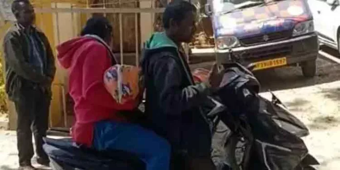 ആംബുലന്സ് ലഭിച്ചില്ല ; നവജാത ശിശുവിന്റെ മൃതദേഹം മാതാപിതാക്കള് ഇരുചക്ര വാഹനത്തില് വീട്ടിലെത്തിച്ചു ആംബുലന്സ് ലഭിച്ചില്ല ; നവജാത ശിശുവിന്റെ മൃതദേഹം മാതാപിതാക്കള് ഇരുചക്ര വാഹനത്തില് വീട്ടിലെത്തിച്ചു