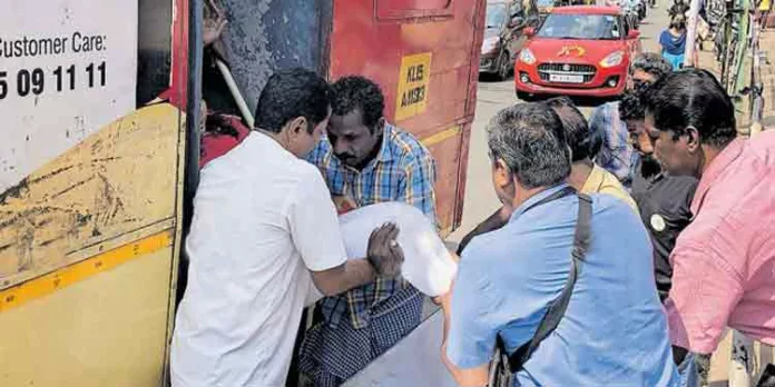 കാലിന്റെ കുഴ തെറ്റി ബസ്സില് നിന്ന് ഇറങ്ങാനാകാതെ വന്ന യുവതിയെ ആശുപത്രിയിലെത്തിച്ച് കെഎസ്ആർടിസി ജീവനക്കാര് കാലിന്റെ കുഴ തെറ്റി ബസ്സില് നിന്ന് ഇറങ്ങാനാകാതെ വന്ന യുവതിയെ ആശുപത്രിയിലെത്തിച്ച് കെഎസ്ആർടിസി ജീവനക്കാര്