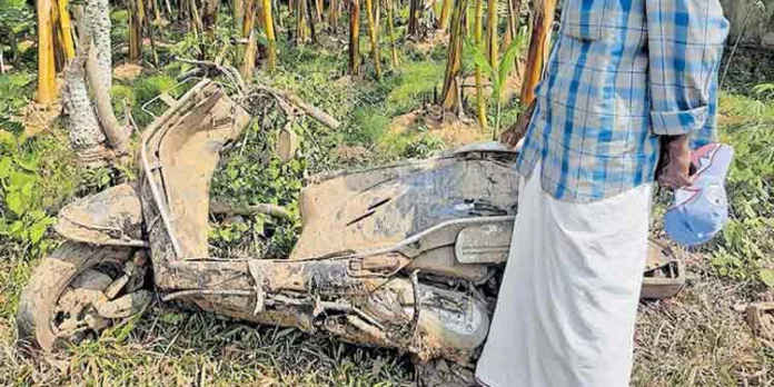 രണ്ട് വർഷം മുമ്പ് വീട്ടിൽ നിന്ന് മോഷണം പോയ ഇരുചക്ര വാഹനം കുളത്തിൽ കണ്ടെത്തി രണ്ട് വർഷം മുമ്പ് വീട്ടിൽ നിന്ന് മോഷണം പോയ ഇരുചക്ര വാഹനം കുളത്തിൽ കണ്ടെത്തി